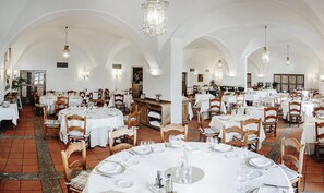 Lunch, dinner served; Regional cuisine, alfresco dining 