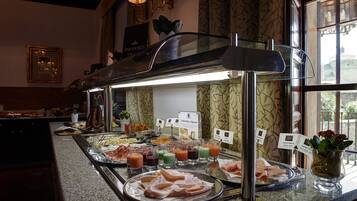 Se ofrece un desayuno bufé (19 EUR por persona)