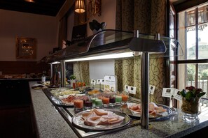 بوفيه فطور يوميًا بتكلفة قدرها (19 EUR للشخص)