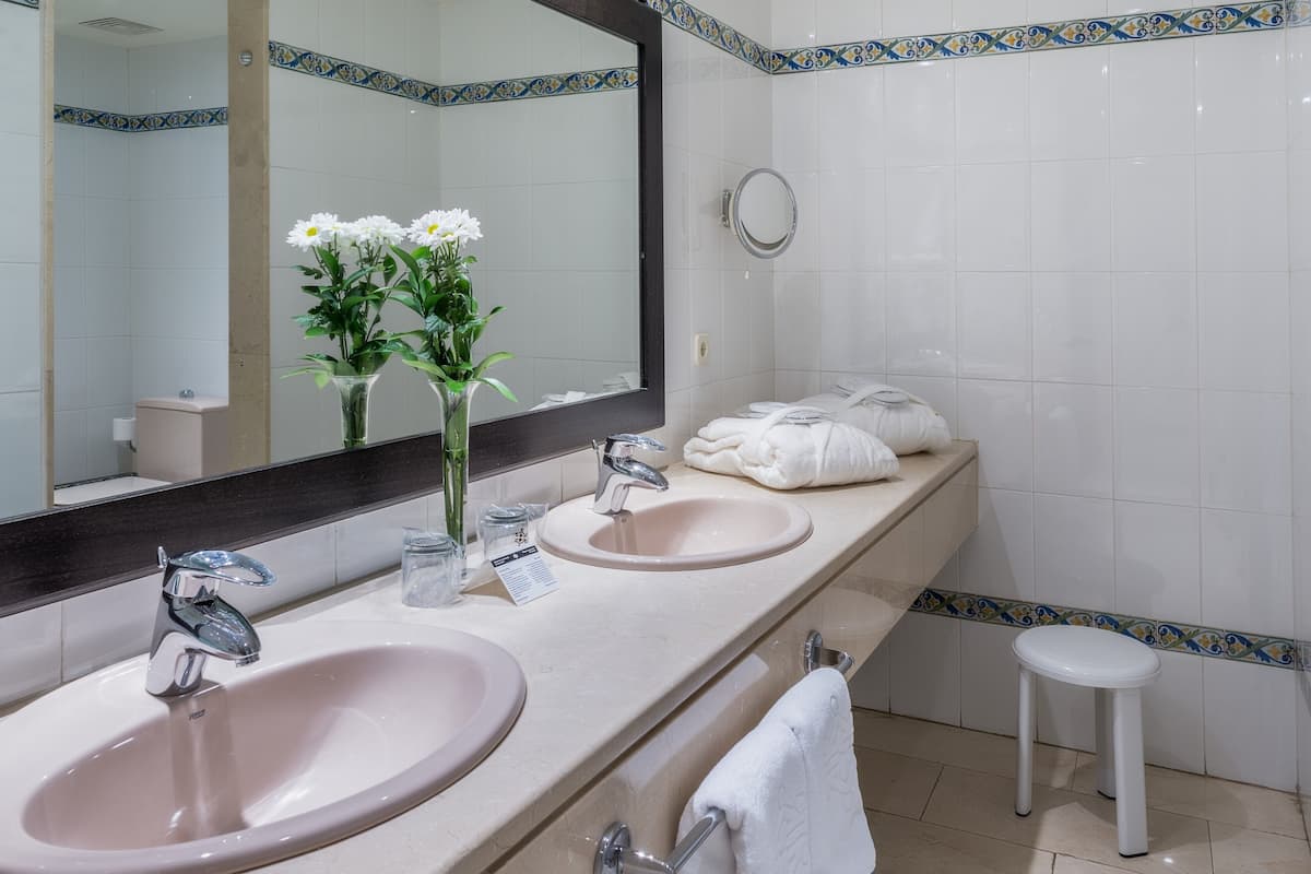 junior suite | bathroom | hair dryer, towels, soap, shampoo