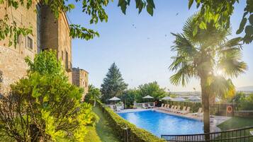 Hồ bơi ngoài trời phục vụ theo mùa