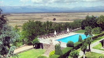 Una piscina al aire libre de temporada