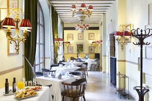 Café da manhã com buffet todos os dias mediante uma taxa