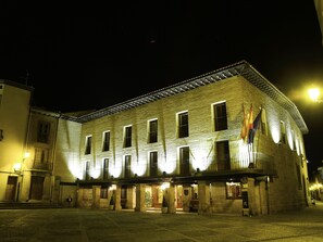 Front of property – evening/night - Parador de Santo Domingo de la Calzada (Santo Domingo de la Calzada)