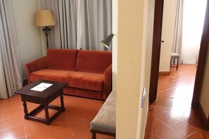 Habitación estándar con 2 camas individuales (3 adults) | Sala de estar | Una televisión de pantalla plana