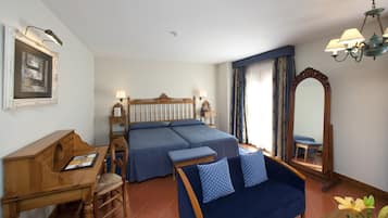 Een minibar, een kluis op de kamer, een bureau, gratis wifi