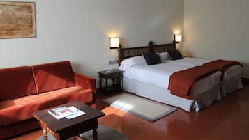 Een minibar, een kluis op de kamer, een bureau, gratis wifi