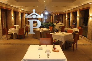 Se ofrece un desayuno bufé (20 EUR por persona)