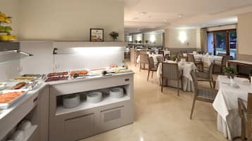 Colazione a buffet, servita tutte le mattine (19 EUR a persona)
