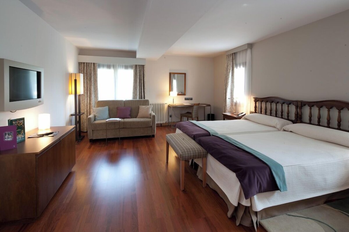 2 habitaciones, ropa de cama de alta calidad, edredón y minibar 
