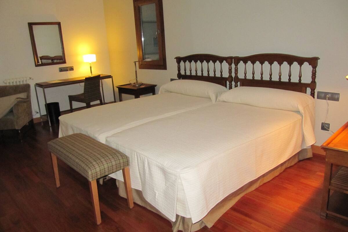 2 bedrooms, minibar, in-room safe, desk