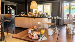 Kontinental frukost varje dag (EUR 13.9 per person)