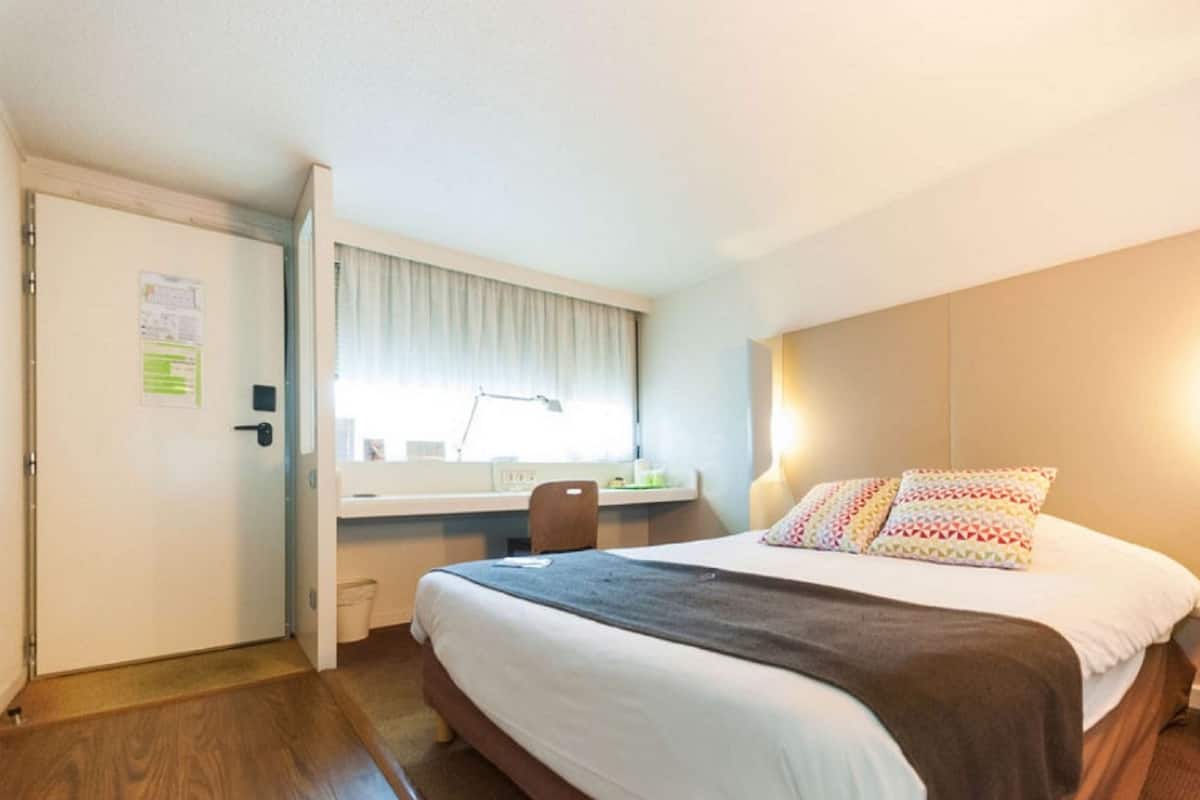 Peralatan tempat tidur premium, dihias secara berasingan