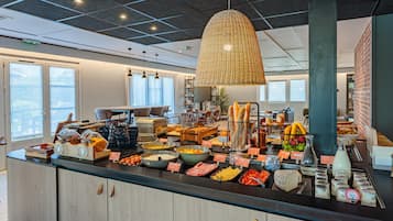 Bữa sáng kiểu Âu hàng ngày với phụ phí nhỏ