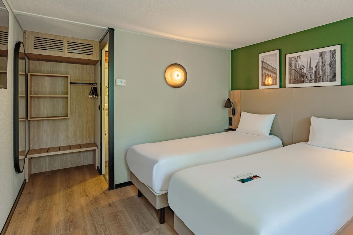 Habitación estándar, 2 camas individuales | Ropa de cama de alta calidad, escritorio, cortinas opacas