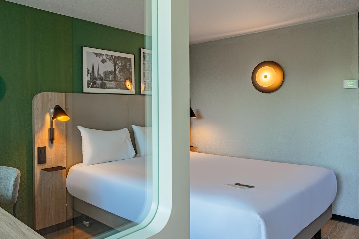 Habitación estándar, 1 cama de matrimonio | Ropa de cama de alta calidad, escritorio, cortinas opacas