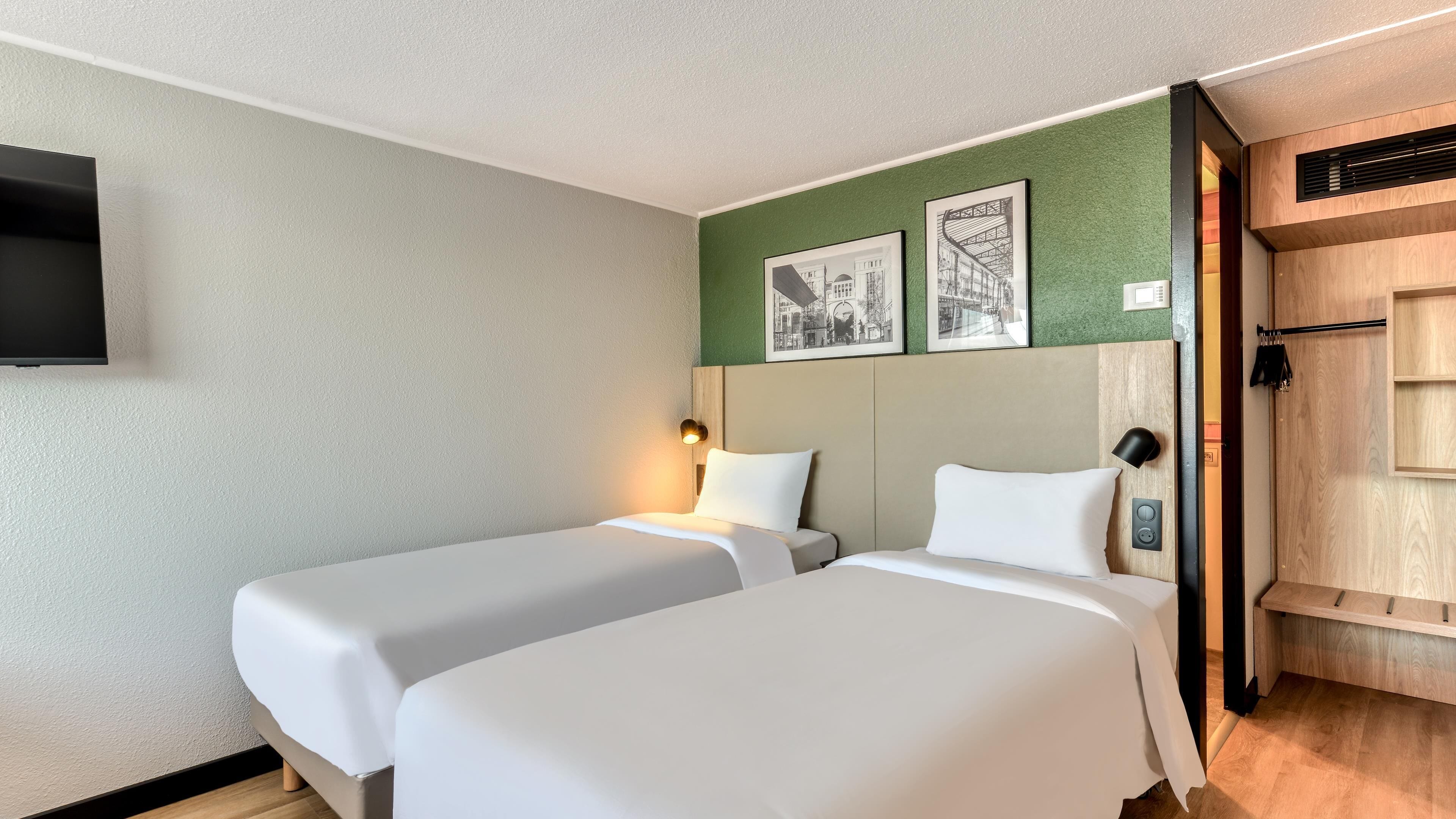 Rom – standard, 2 enkeltsenger | Sengetøy av topp kvalitet, individuelt dekorert og individuelt innredet