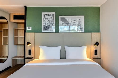 Standard Room, 1 Queen Bed | Premium bedding, individually decorated, individually furnished, desk