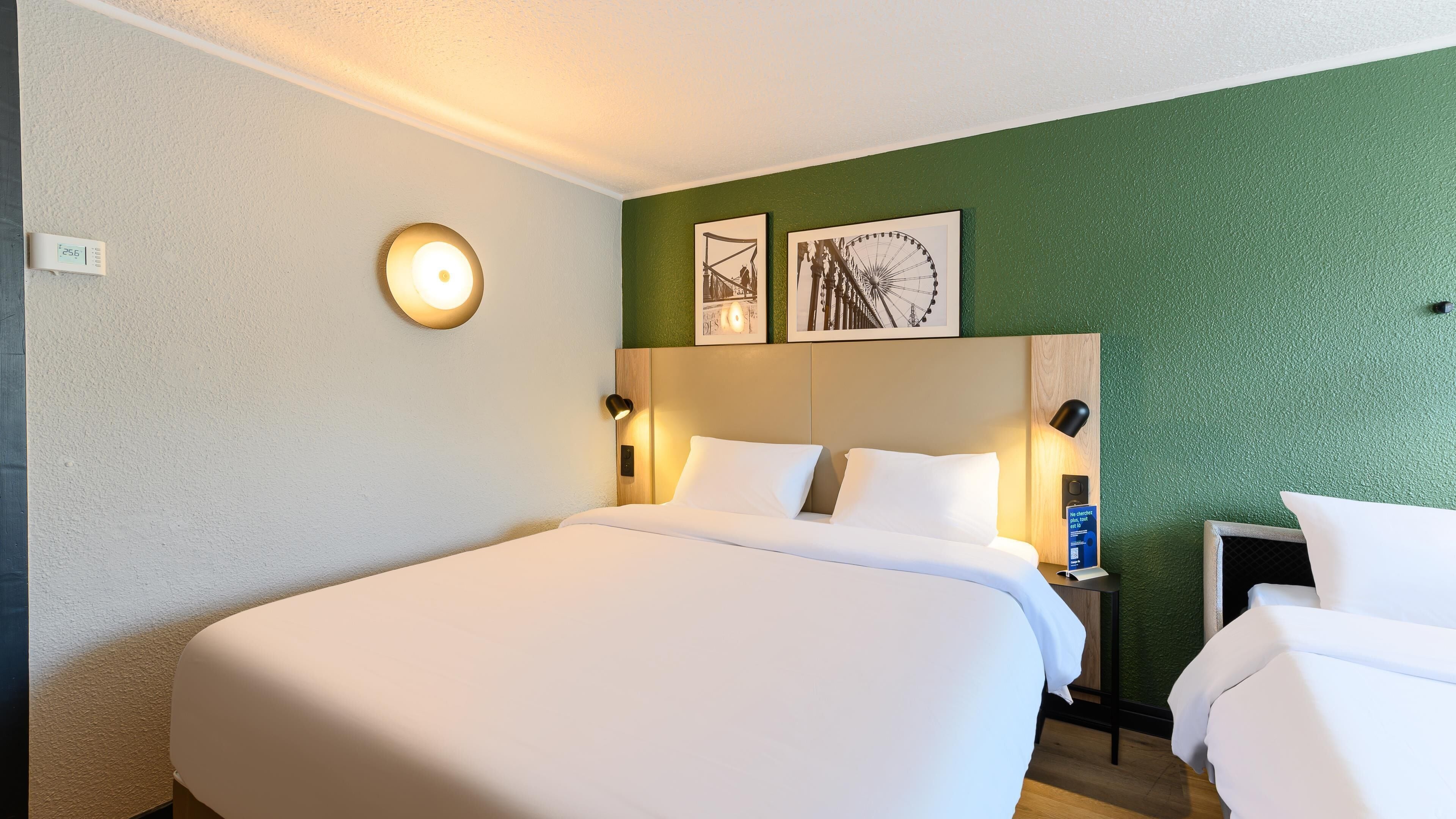 Rom – standard, 1 queensize-seng med sovesofa | Sengetøy av topp kvalitet, individuelt dekorert og individuelt innredet