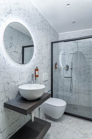 Ducha, artículos de tocador gratuitos, secador de pelo, bidet