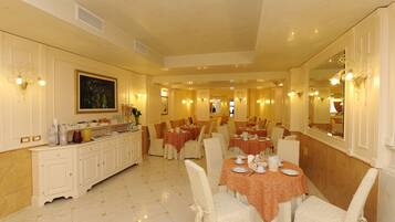 Petit déjeuner buffet (10 EUR par personne)