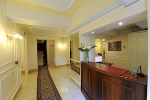 Quầy tiếp tân