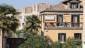 Un edificio con un letrero que dice "HOTEL VILLA ROSA".