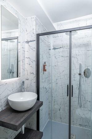 Shower, free toiletries, hair dryer, bidet - Hotel Villa Rosa (Venice)