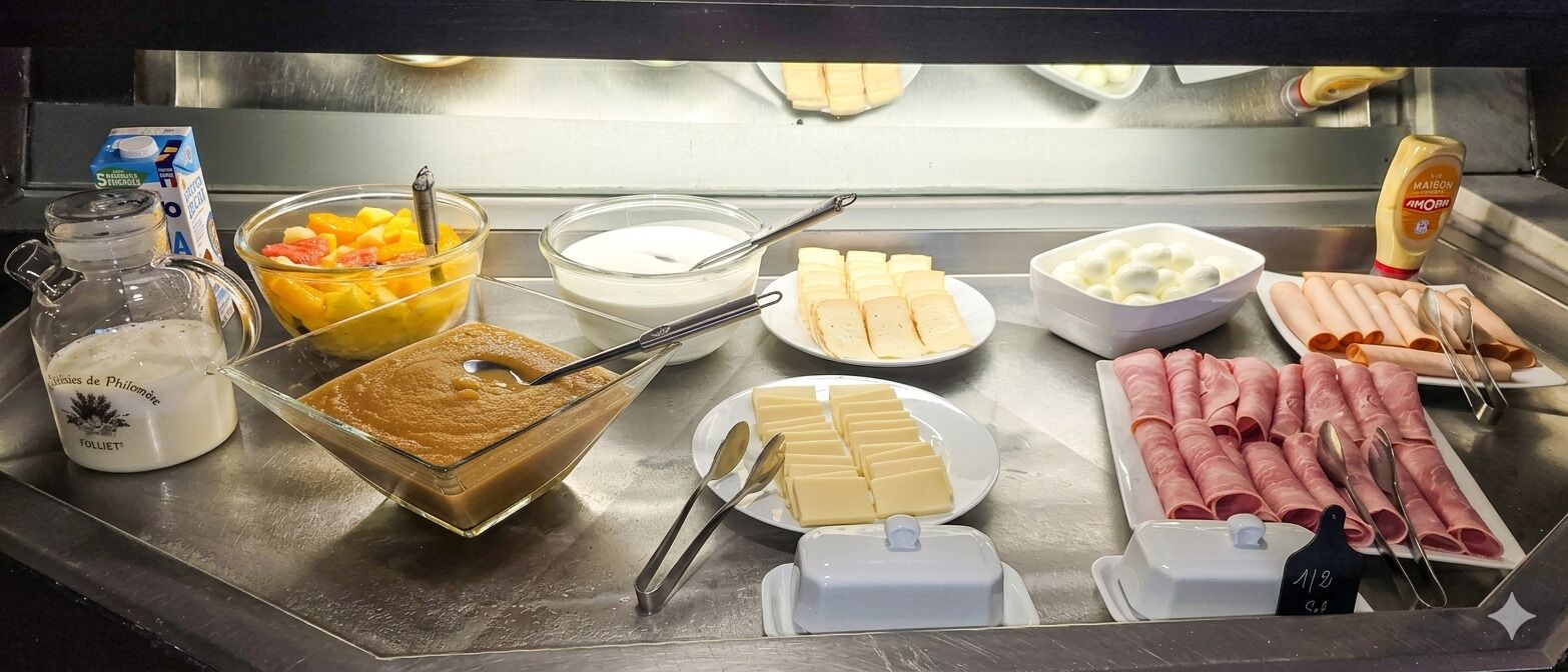 Petit déjeuner buffet servi tous les jours en supplément
