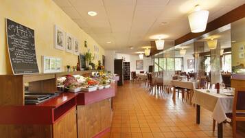 Petit déjeuner et dßner servis sur place, spécialités Cuisine indienne