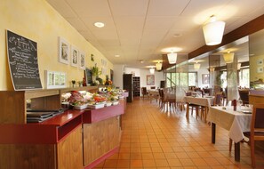 Breakfast and dinner served, Indian cuisine - Hôtel Ikar - Fast Hotel Blois (Saint-Gervais-la-Foret)
