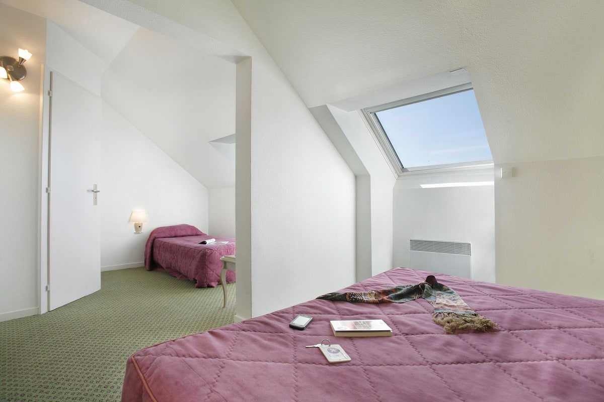 Desk, soundproofing, iron/ironing board, free WiFi