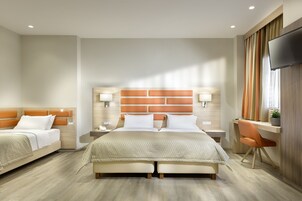 Quarto quádruplo | Frigobar, cofres nos quartos, escrivaninha, cortinas blackout