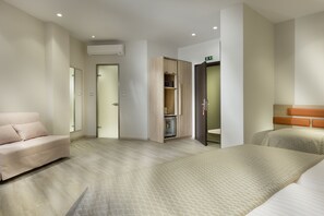 Habitació quàdruple | Minibar, caixa forta a l'habitació, escriptori i cortines opaques 