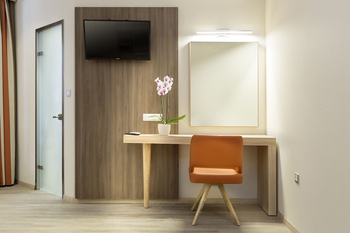 Habitació triple | Minibar, caixa forta a l'habitació, escriptori i cortines opaques 