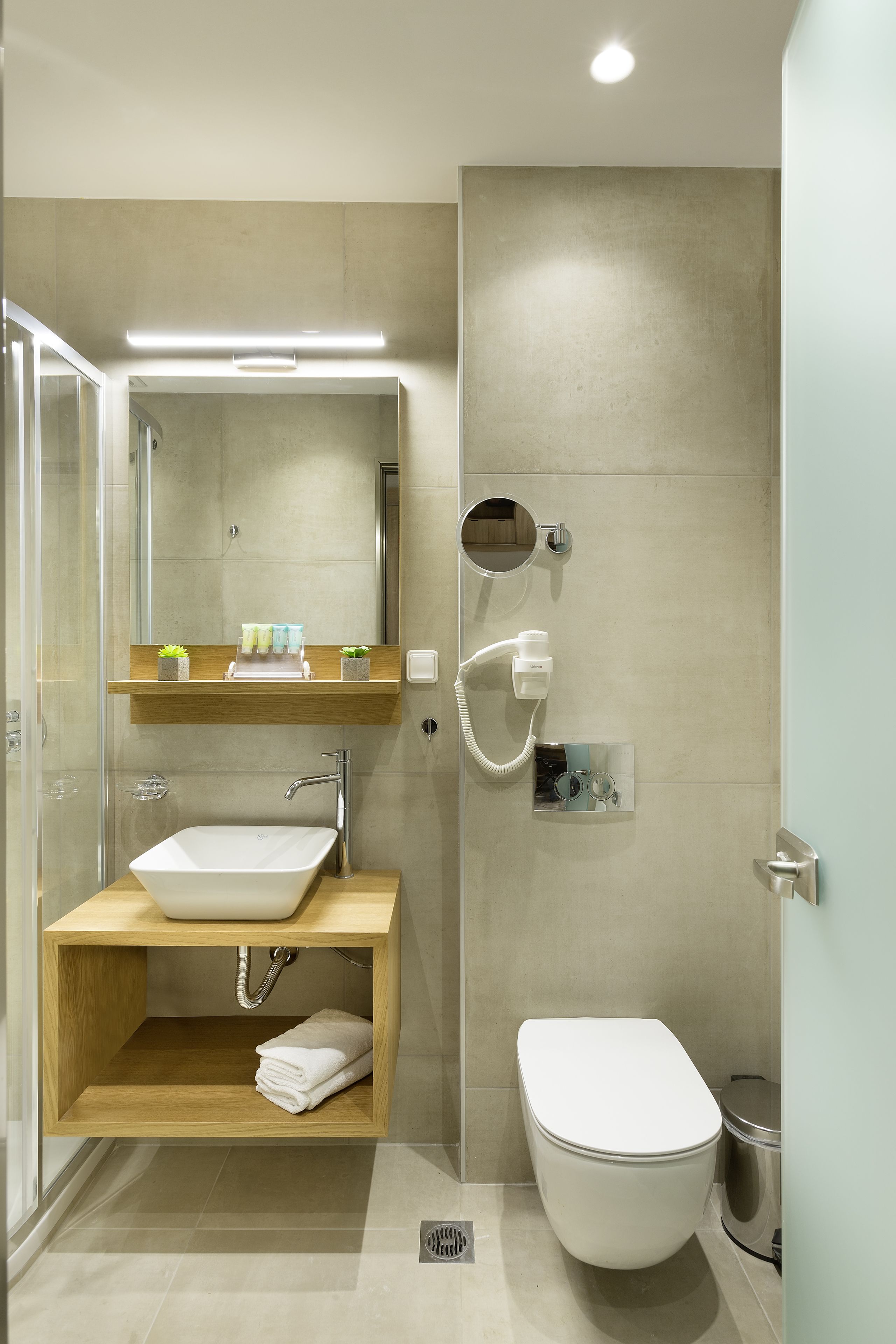 double or twin room | bathroom | shower, free toiletries, hair dryer, towels