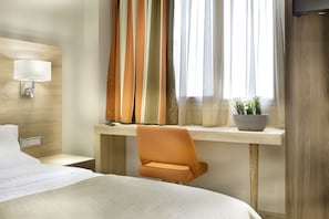Minibar, Zimmersafe, Schreibtisch, Verdunkelungsvorhänge
