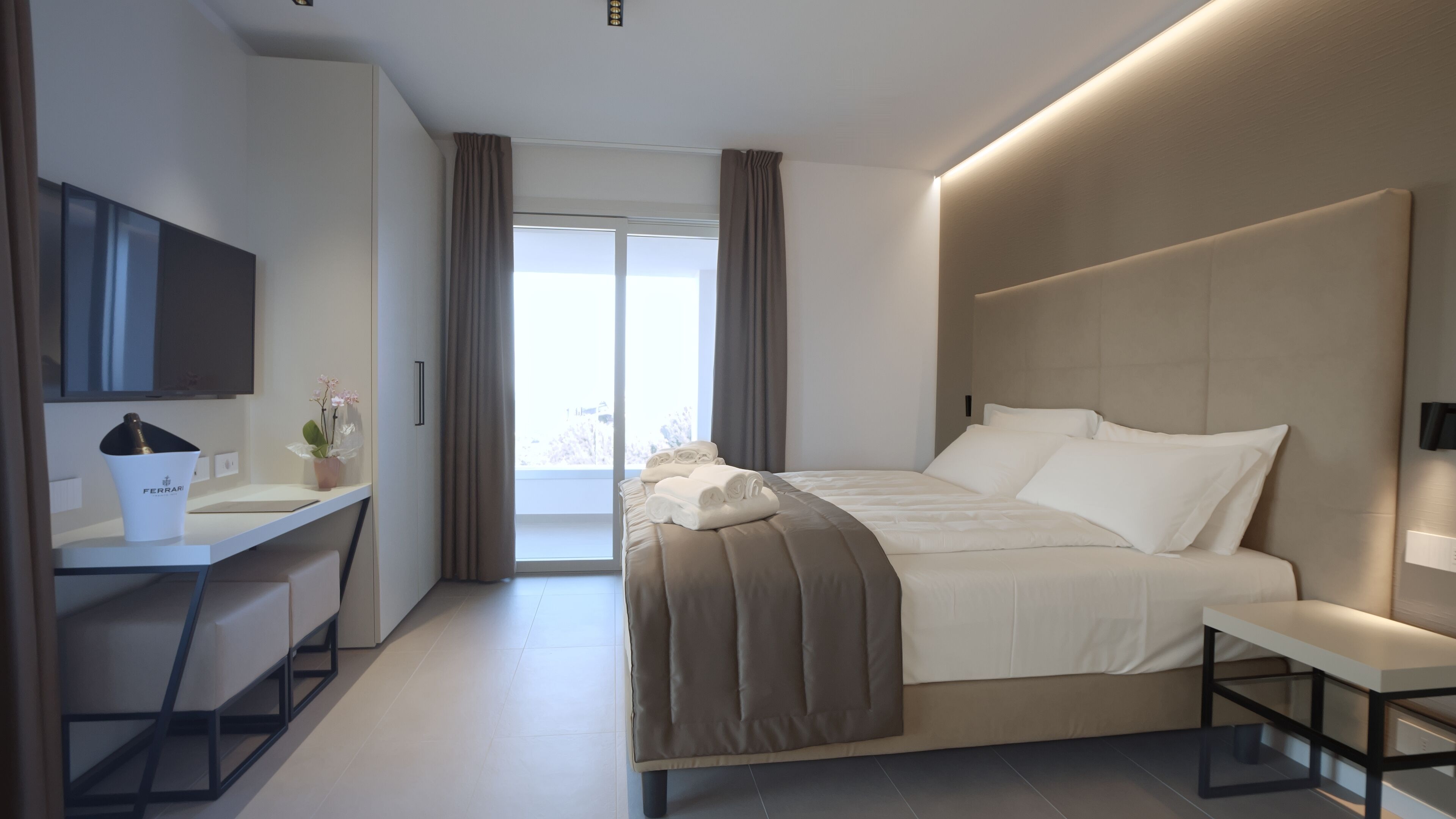 Camera Luxury | Una cassaforte in camera, una scrivania, tende oscuranti