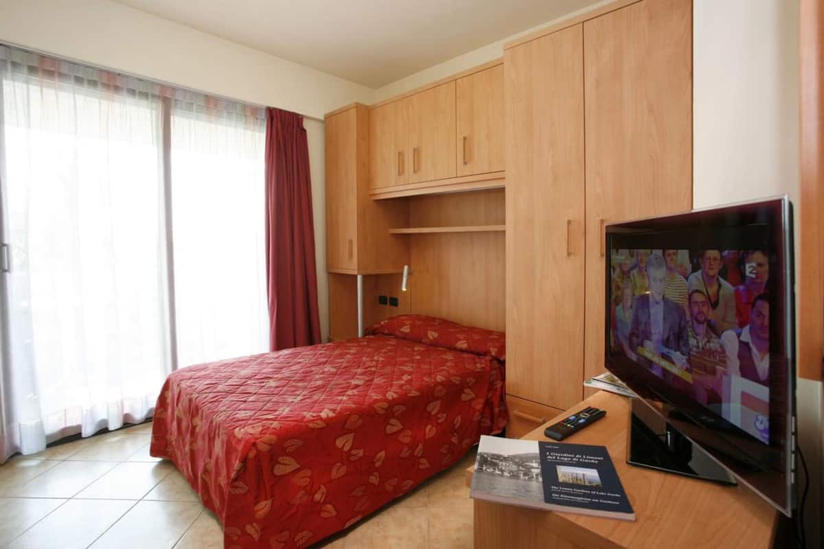 Eenpersoonskamer, balkon | Een kluis op de kamer, een bureau, verduisterende gordijnen, babybedden