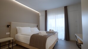 Classic Room | In-room safe, desk, blackout curtains, cots/infant beds - Hotel Cristal (Sirmione)