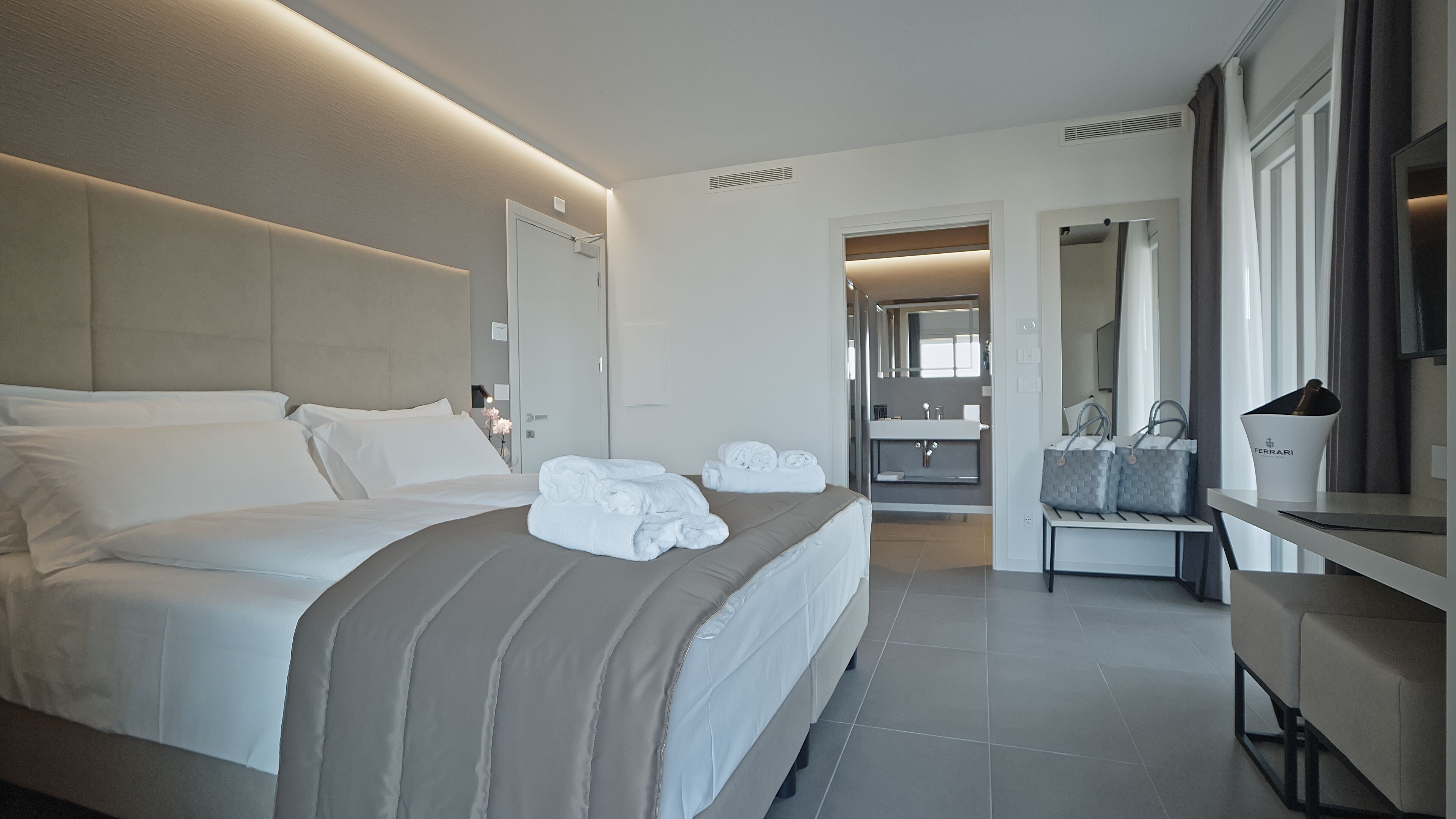 Luxe kamer | Luxe beddengoed, donzen dekbedden, een kluis op de kamer, een bureau