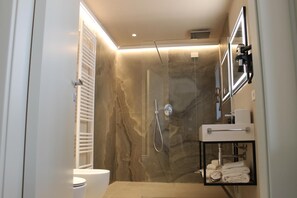 Badezimmer | Dusche, kostenlose Toilettenartikel, Haartrockner, Handtücher