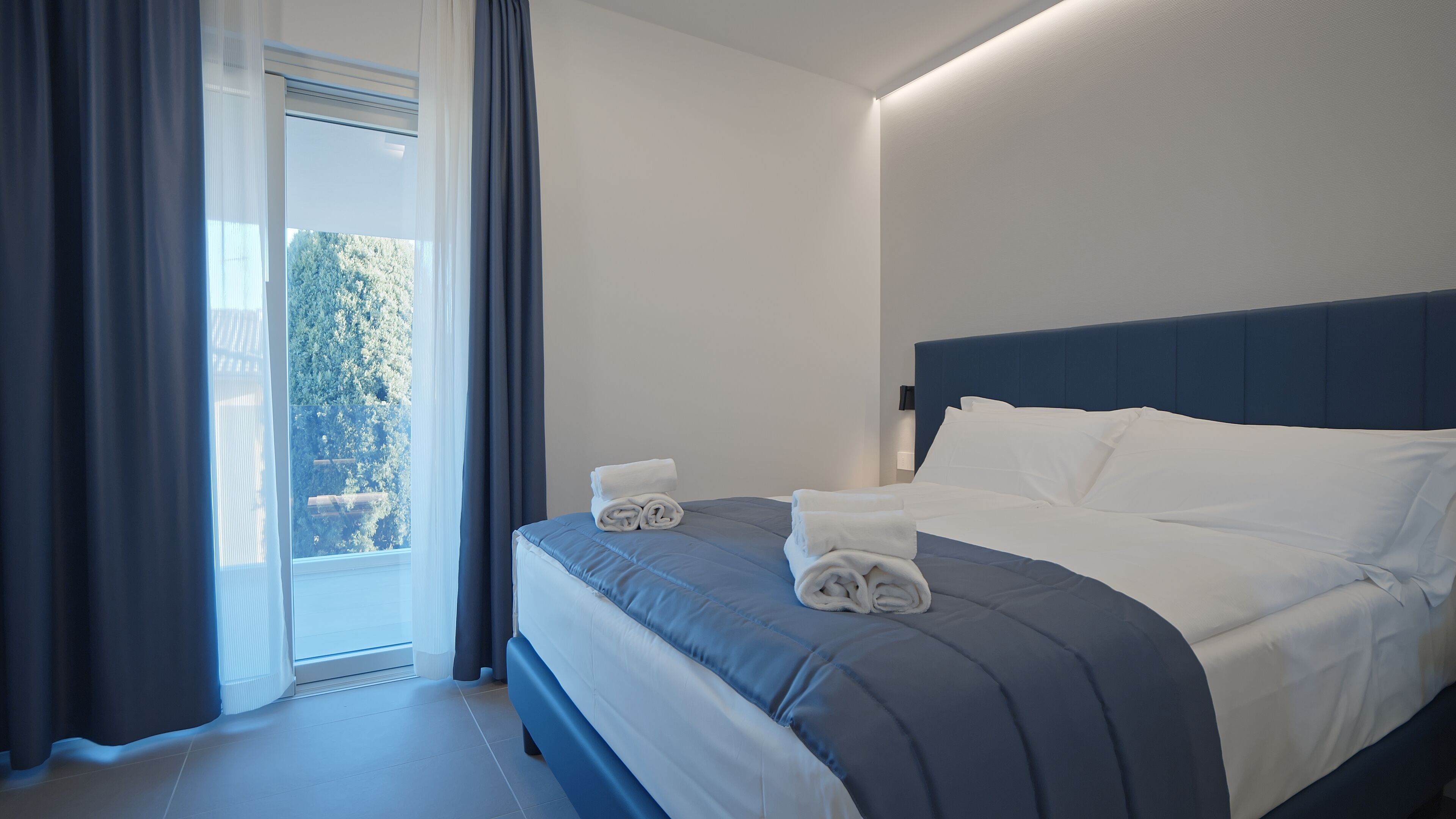 Doppia Basic | Una cassaforte in camera, una scrivania, tende oscuranti