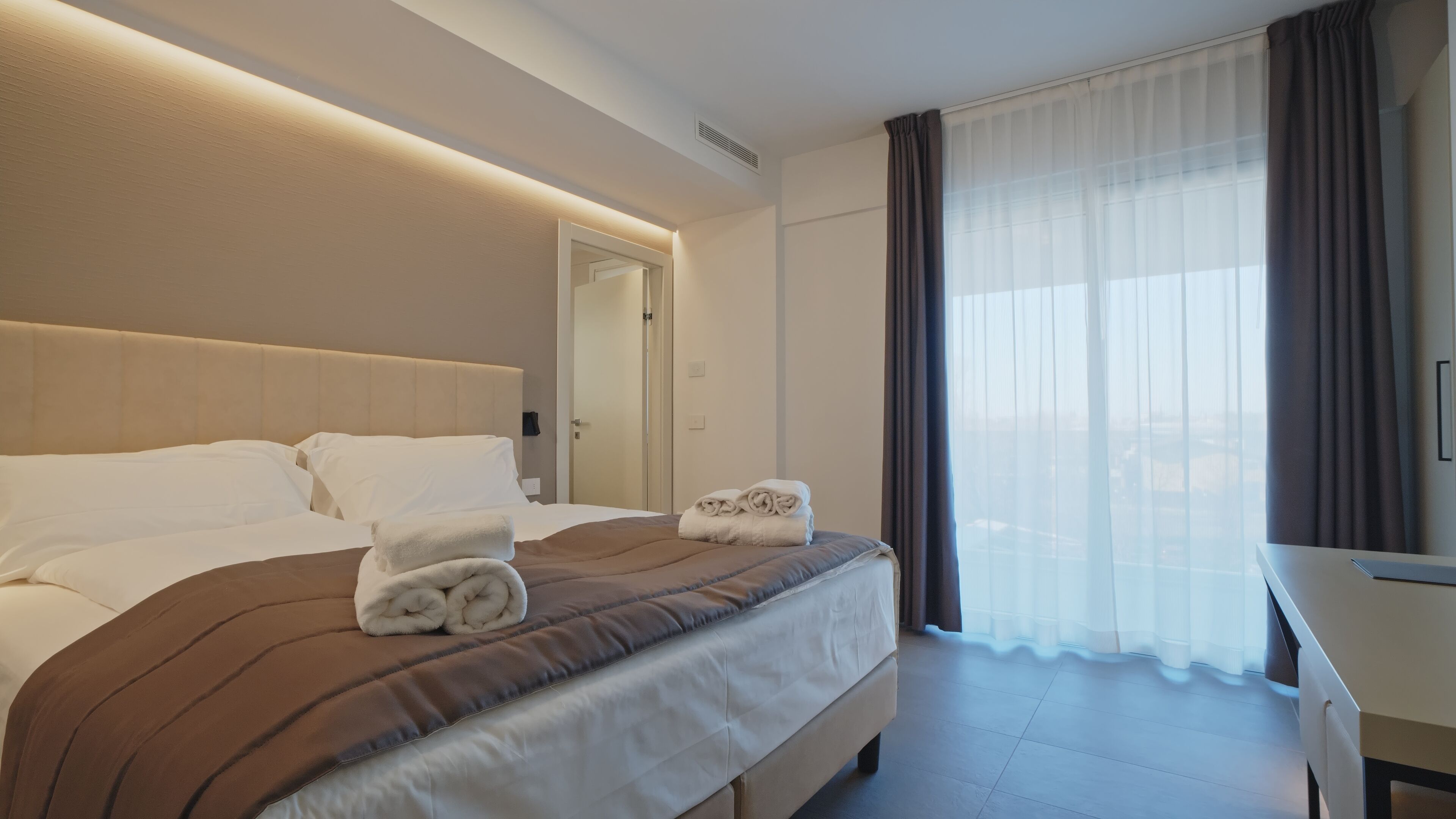 Camera Superior | Una cassaforte in camera, una scrivania, tende oscuranti