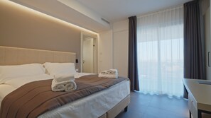 Superior-værelse | Pengeskab på værelset, skrivebord, mørklægningsgardiner