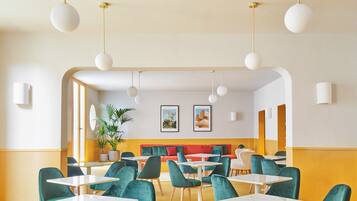 بوفيه فطور يوميًا بتكلفة قدرها (15 EUR للشخص)