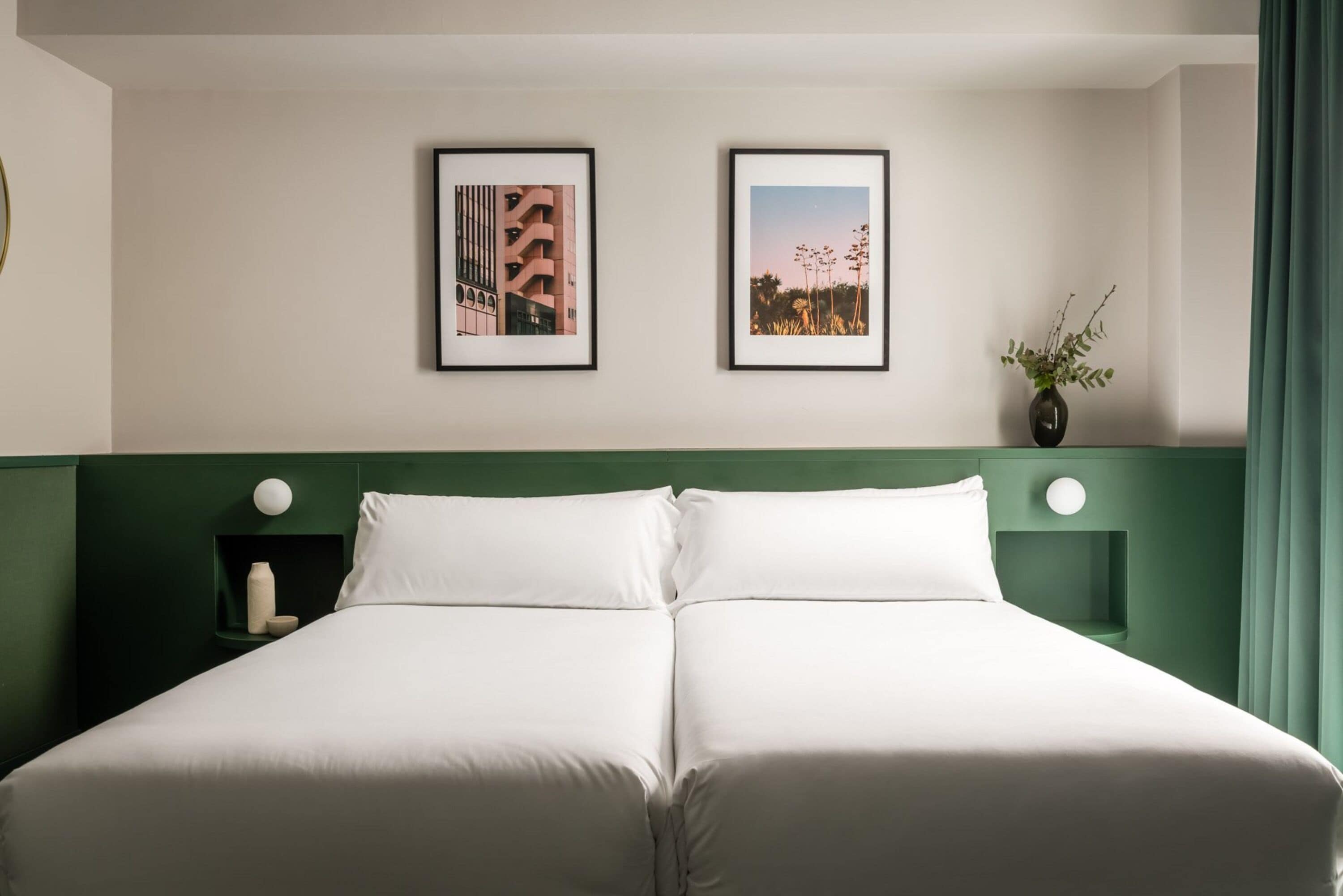 standard twin room | 1 bedroom, minibar, in-room safe, desk