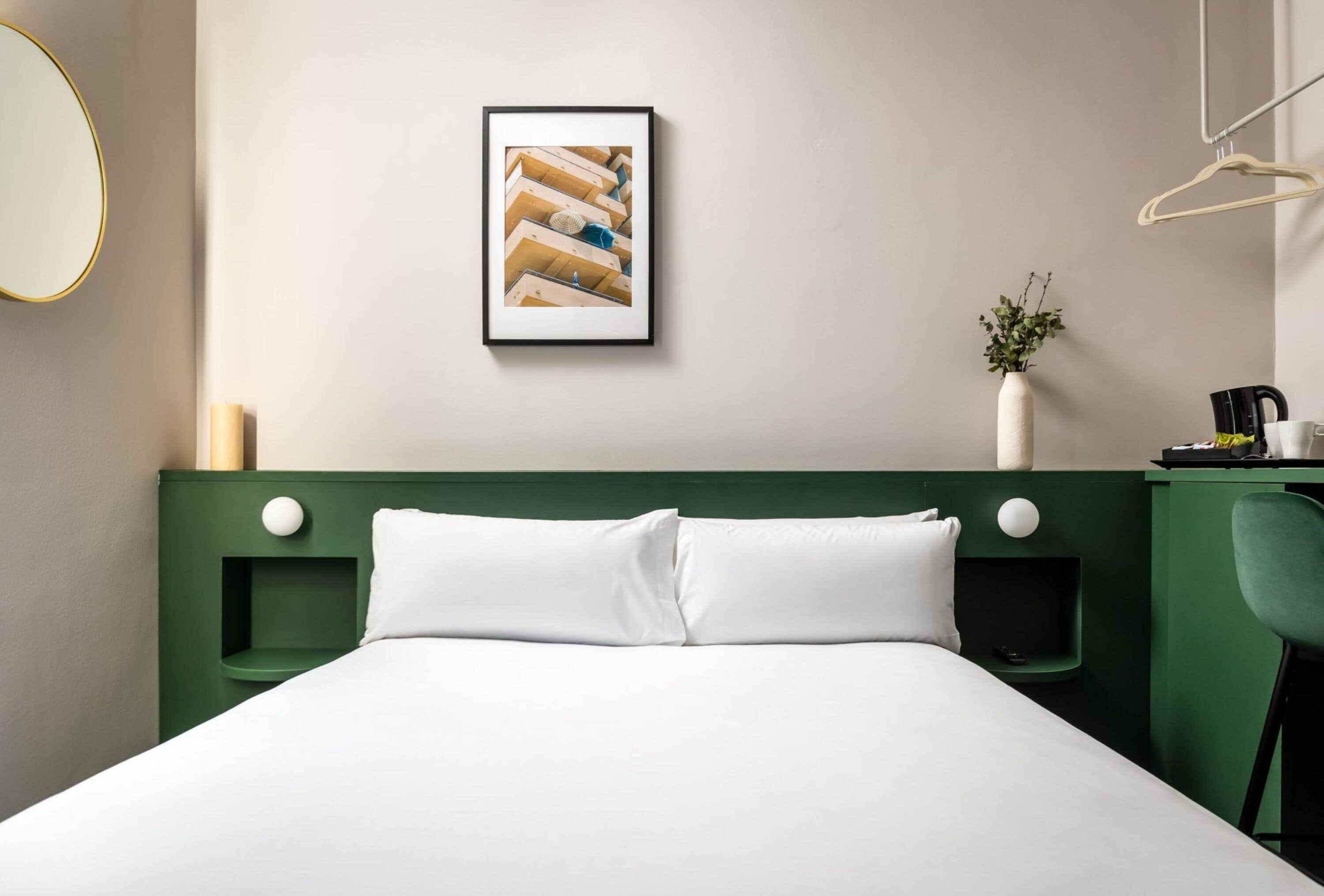 single room | 1 bedroom, minibar, in-room safe, desk