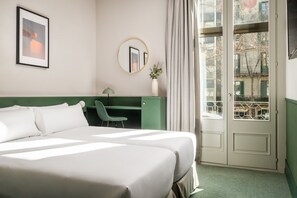 Quarto duplo, vista para a cidade | Frigobar, cofres nos quartos, escrivaninha