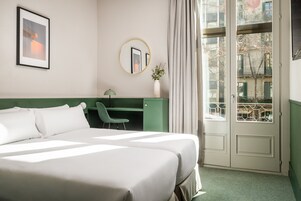 Quarto duplo, vista para a cidade | Frigobar, cofres nos quartos, escrivaninha